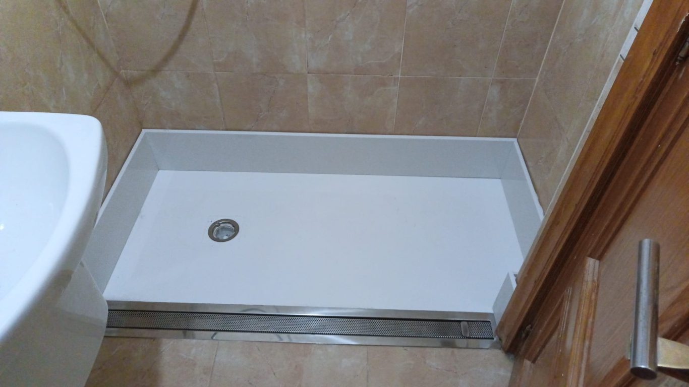 DUCHA ADAPTADA CON CANALETA plato a ras de suelo con canaleta para silla de ruedas