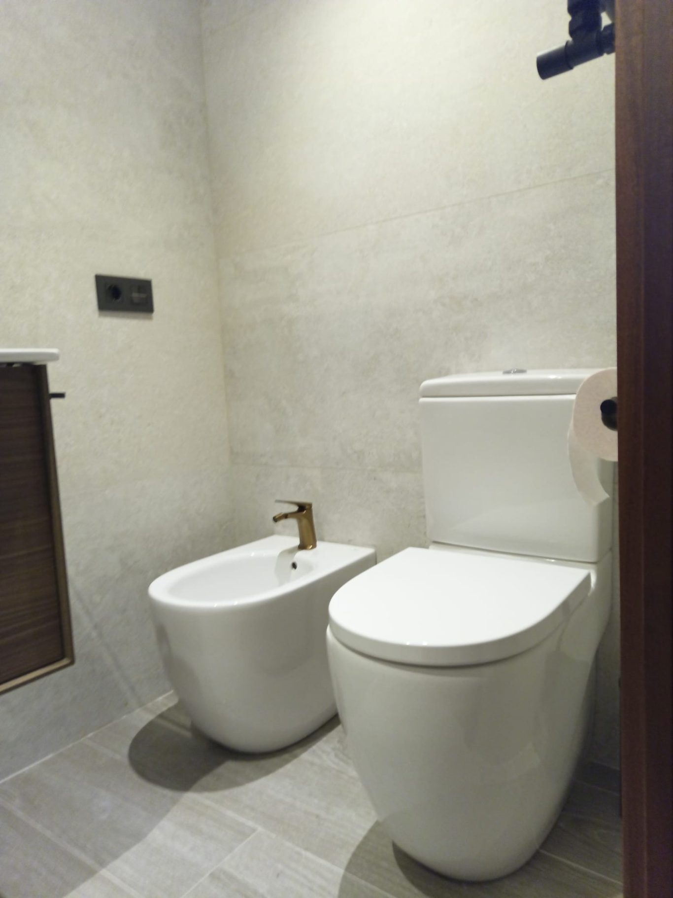 REFORMA GENERAL Inodoro y bidé adosados a pared