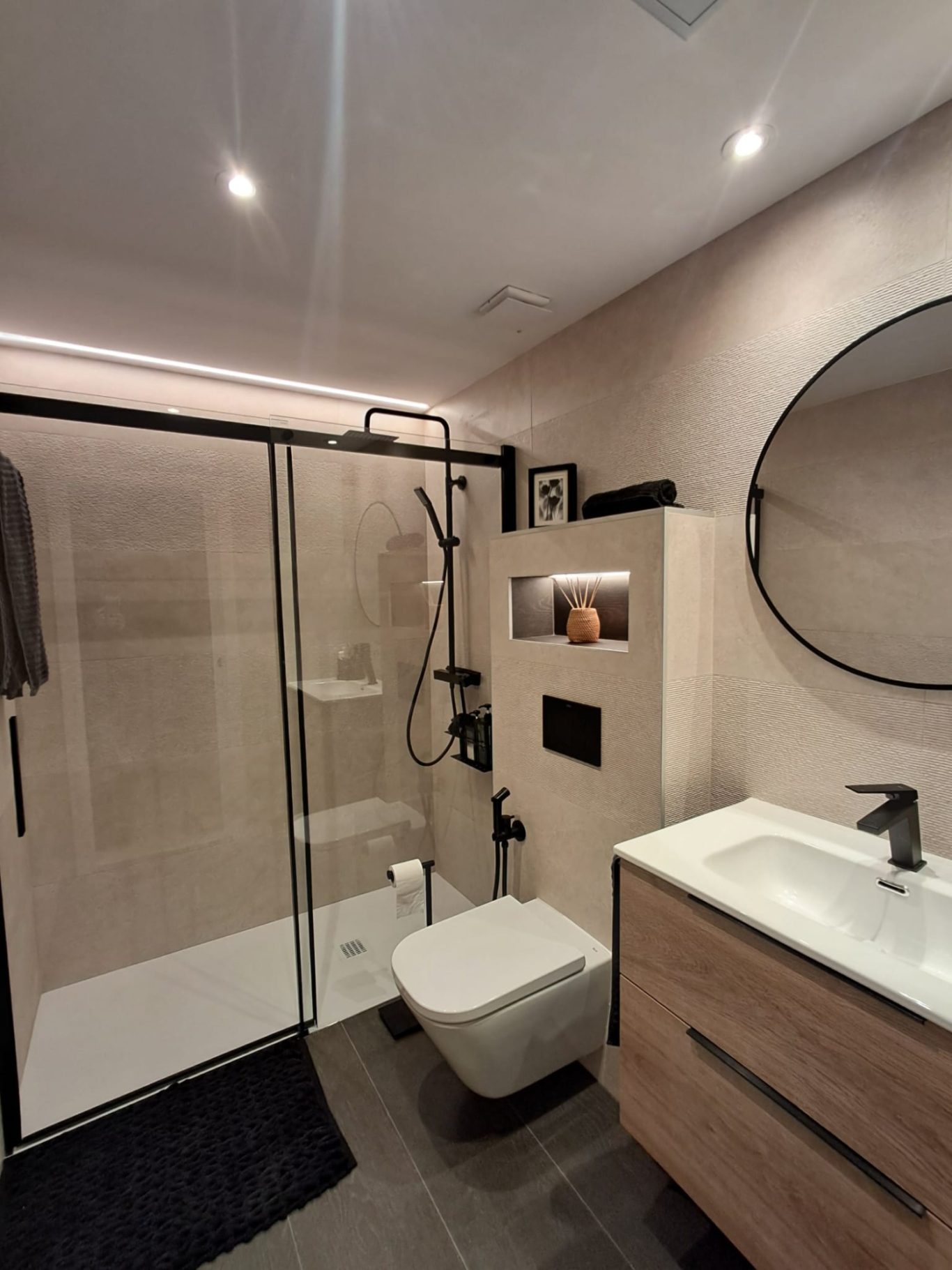 REFORMA DE BAÑO reforma de baño con ducha antideslizante e inodoro suspendido