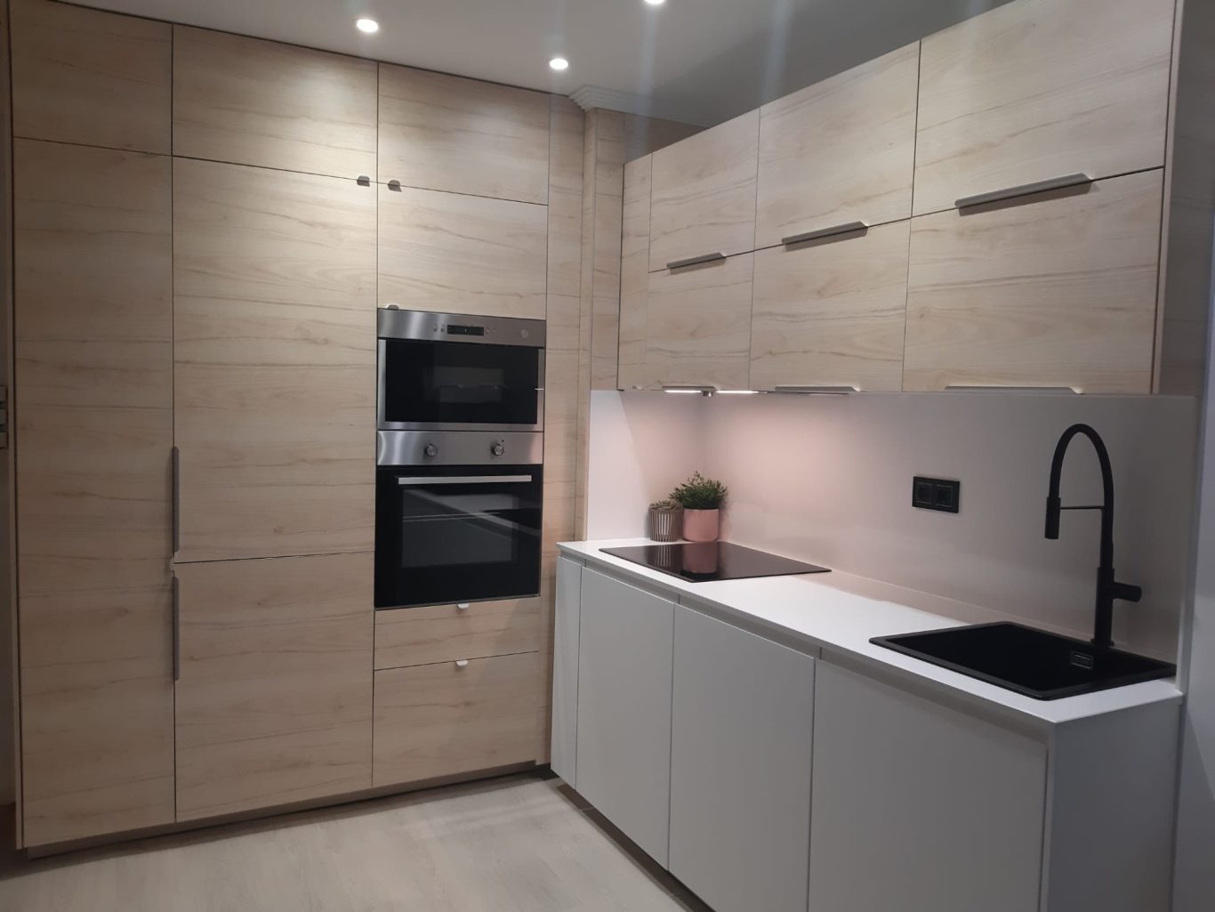 REFORMA COCINA Cocina moderna con mobiliario de madera clara y electrodomésticos integrados.