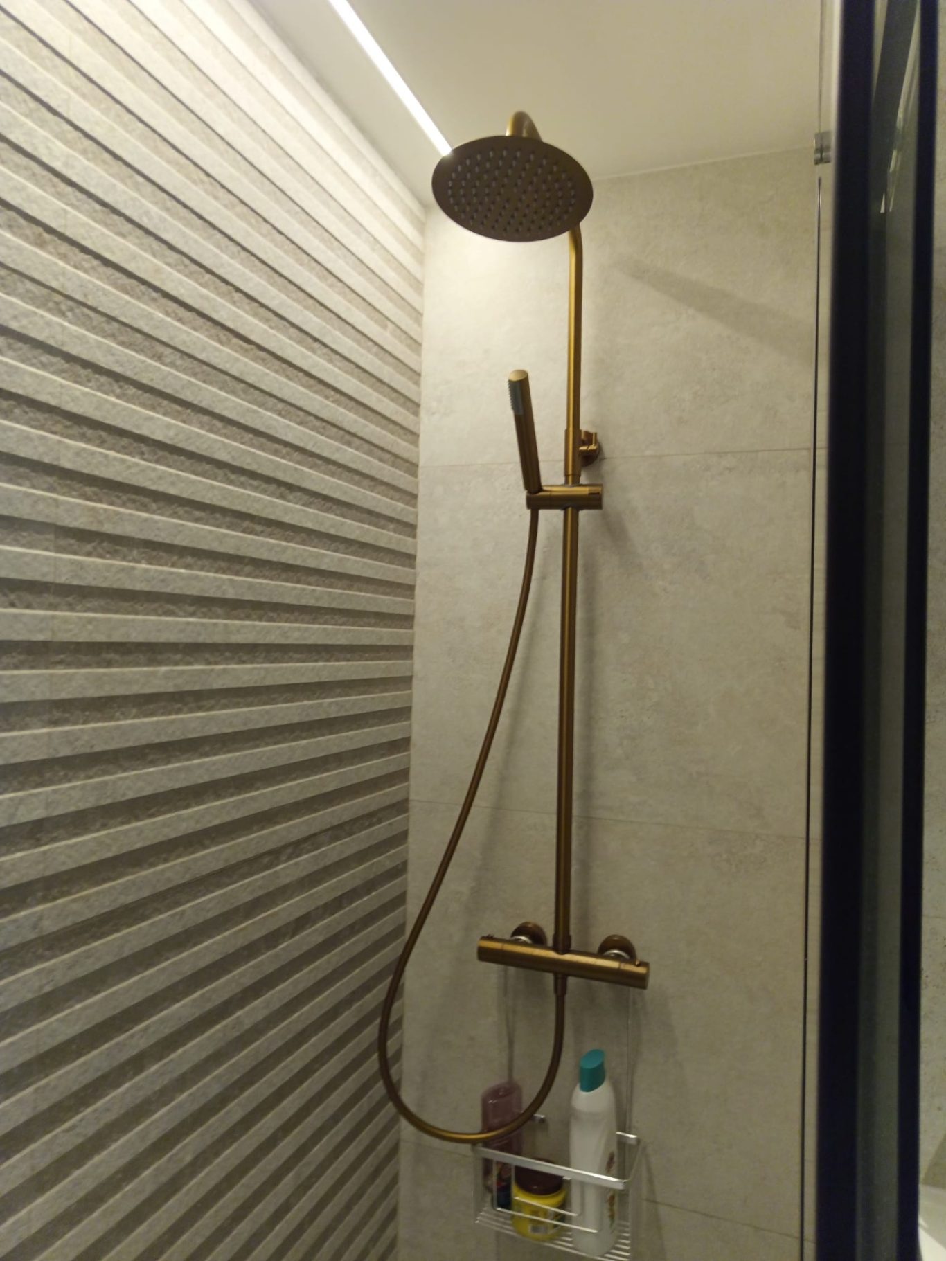 conjunto gran ducha dorado, con rociador efecto lluvia