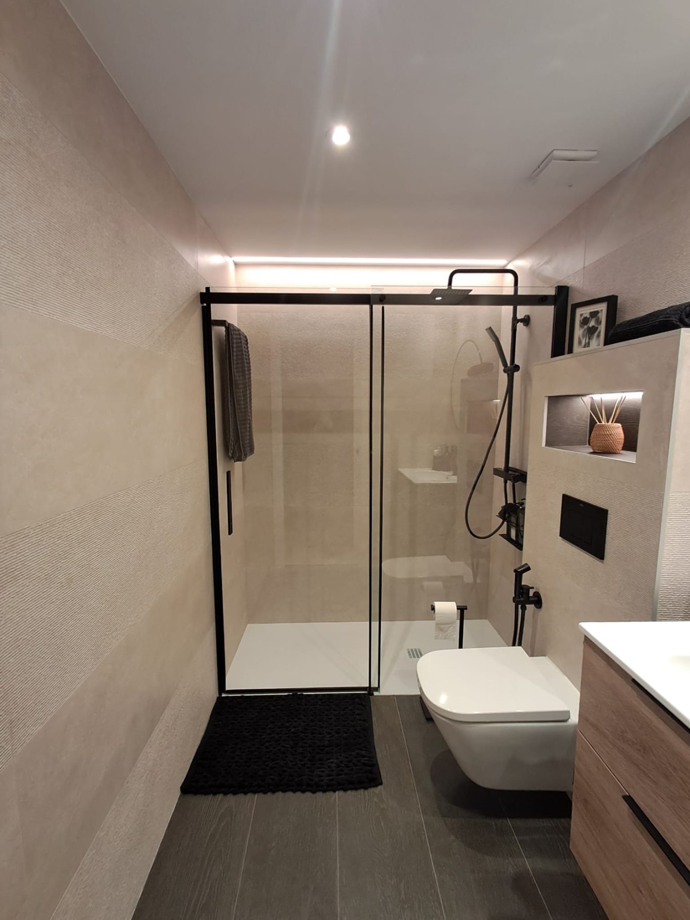 reforma de baño con cerámica de pared combinada en líneas