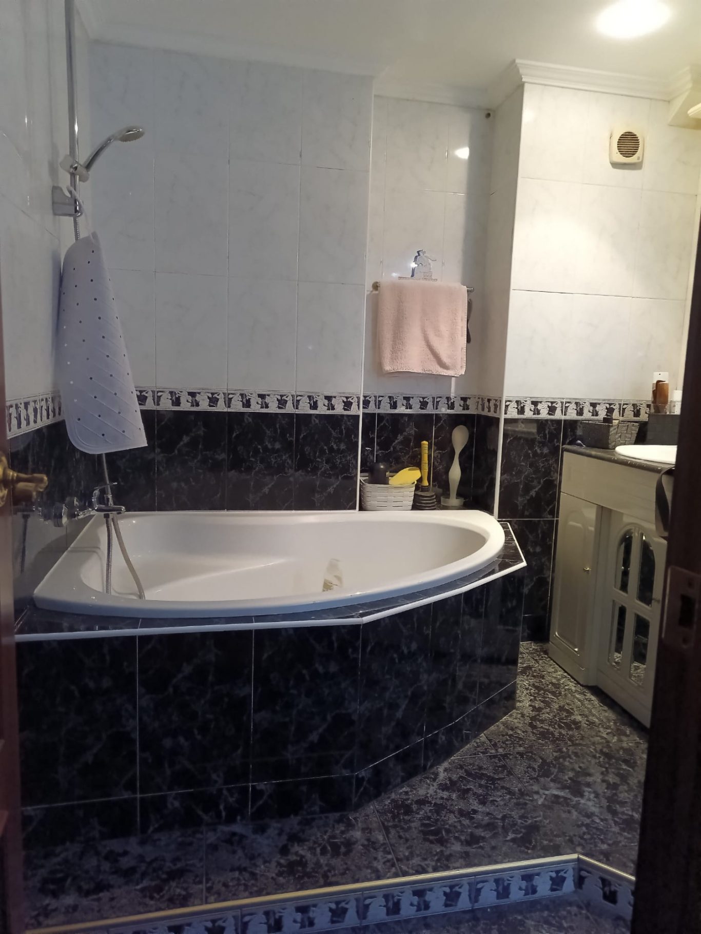 ANTES bañera en rincón sobre escalón